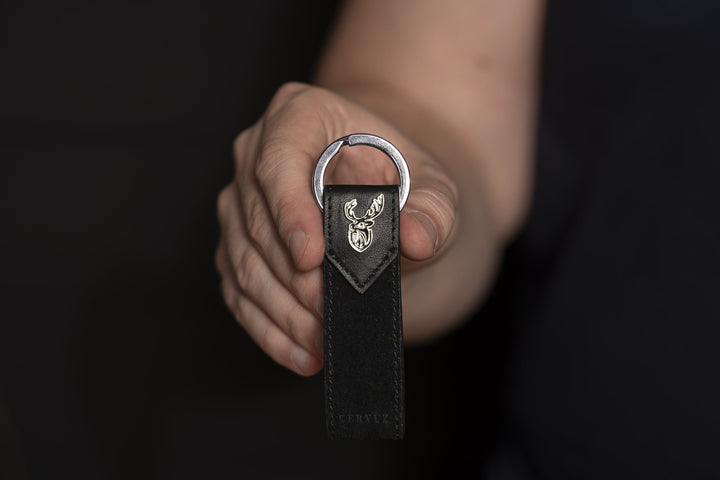 Leder Schlüsselanhänger Cervuz schwarz in der Hand #farbe_rabenschwarz