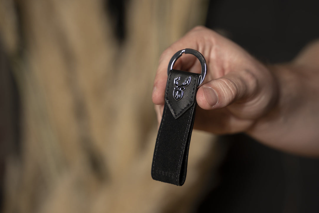 Leder Schlüsselanhänger Cervuz schwarz in der Hand #farbe_rabenschwarz