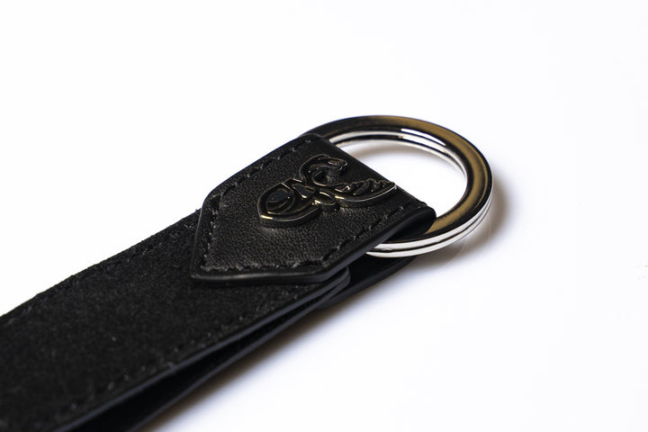 Leder Schlüsselanhänger Cervuz schwarz Nahaufnahme#farbe_rabenschwarz
